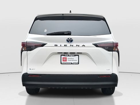 Certified 2025 Toyota Sienna LE image 6