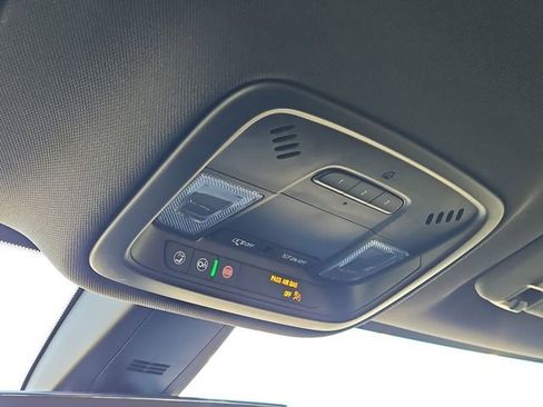 Used 2023 Chevrolet Traverse RS image 31