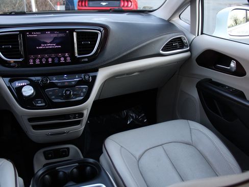 Used 2020 Chrysler Pacifica Limited image 11