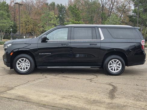 Used 2024 Chevrolet Suburban LT image 7
