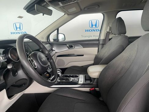 Used 2024 Kia Carnival LX image 11