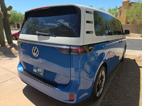 Certified 2025 Volkswagen ID. Buzz Pro S Plus AWD/4WD image 4
