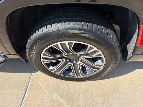 Used 2024 Jeep Wagoneer L Series II AWD/4WD image 9