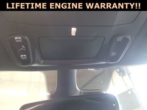 Used 2025 Chrysler Pacifica Select w/ Fav Edition Package FWD image 31