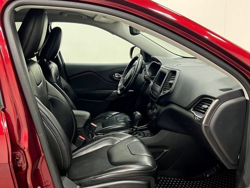 Used 2019 Jeep Cherokee Latitude Plus w/ Comfort/Convenience Group FWD image 32