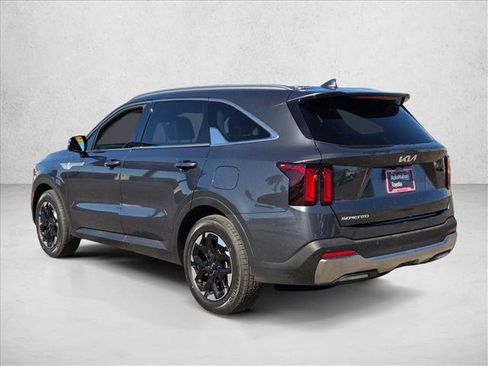 Used 2024 Kia Sorento S image 7