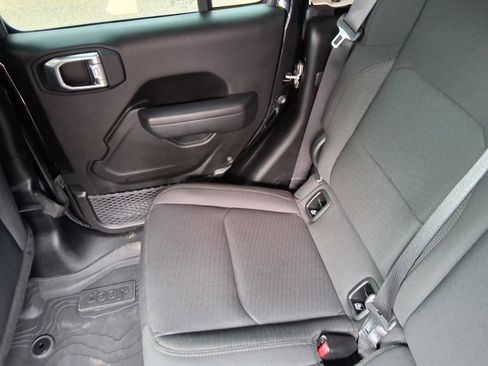 Used 2023 Jeep Gladiator Willys image 16