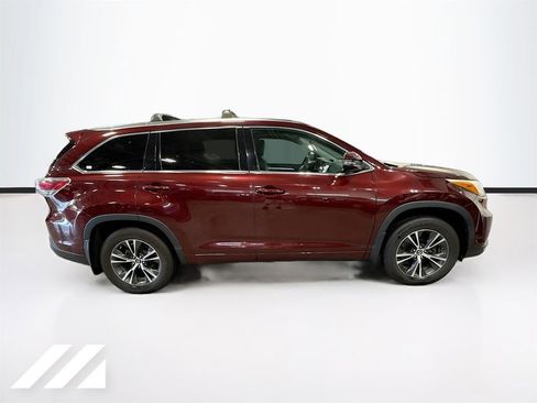 Used 2016 Toyota Highlander XLE w/ Four Season Floor Mat Package AWD/4WD image 4