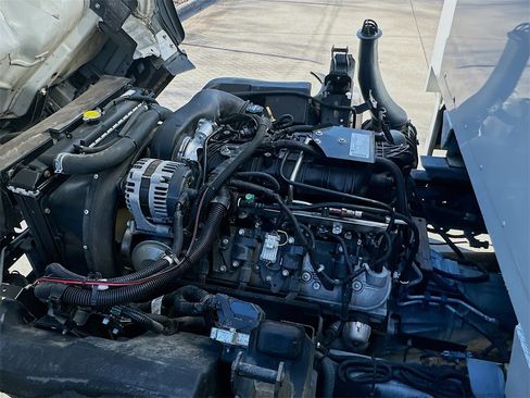 Used 2018 Isuzu NPR HD image 36