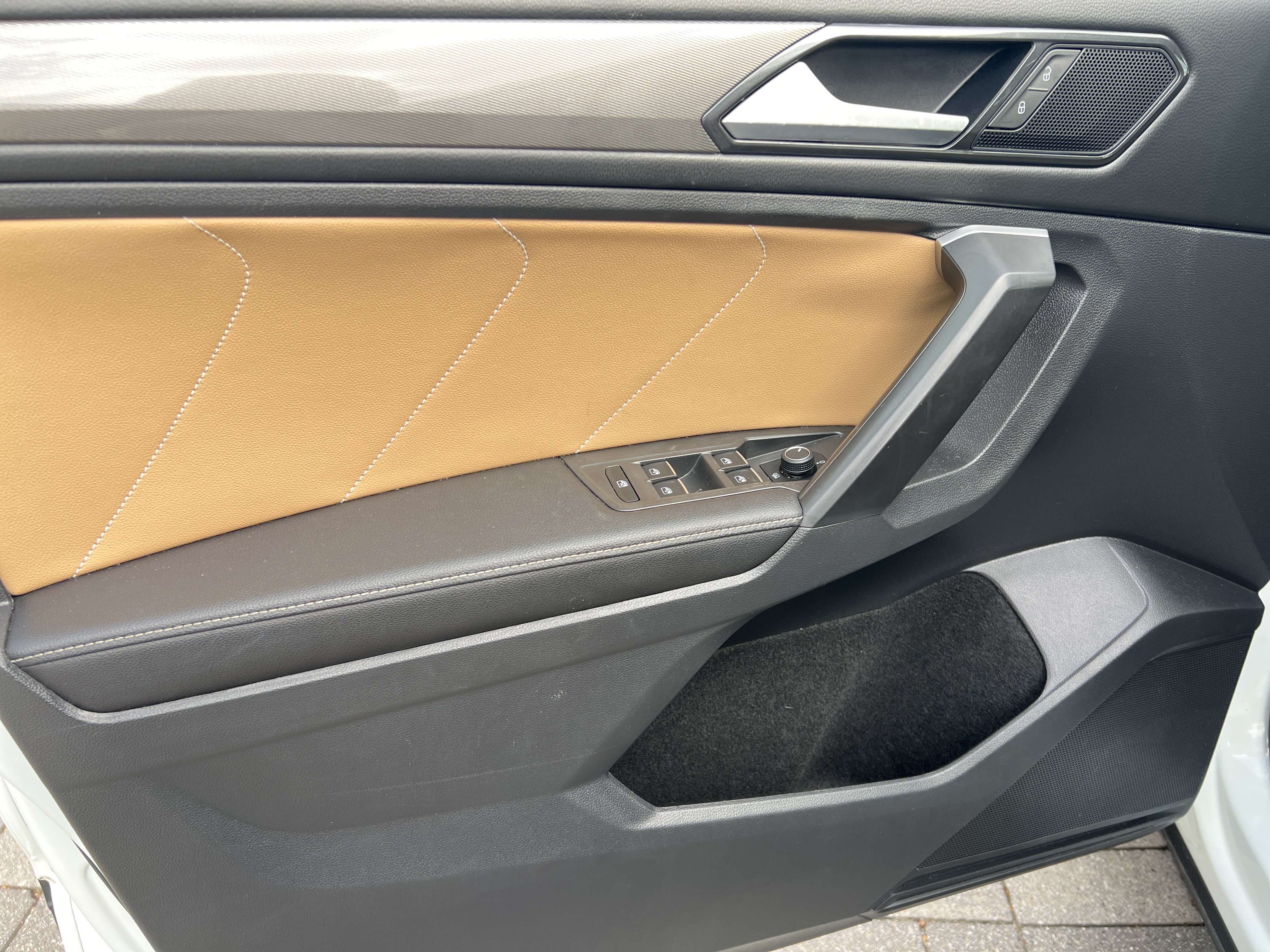 Used 2023 Volkswagen Tiguan SE w/ Panoramic Sunroof Package FWD image 11