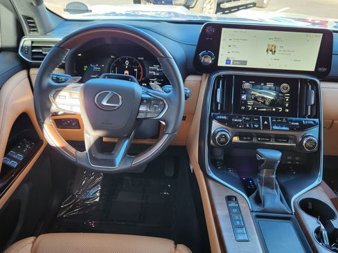 Used 2025 Lexus LX 600 4WD w/ Luxury Package image 18