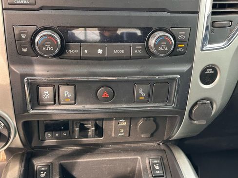 Used 2018 Nissan Titan SV w/ SV Convenience Package image 30