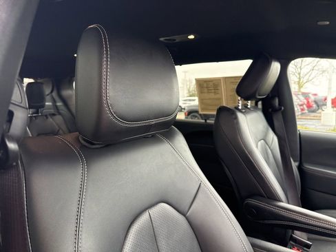 Used 2025 Chrysler Pacifica Select image 34