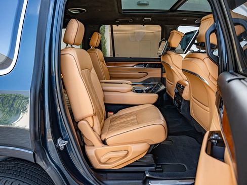 Used 2023 Jeep Grand Wagoneer Series III AWD/4WD image 35