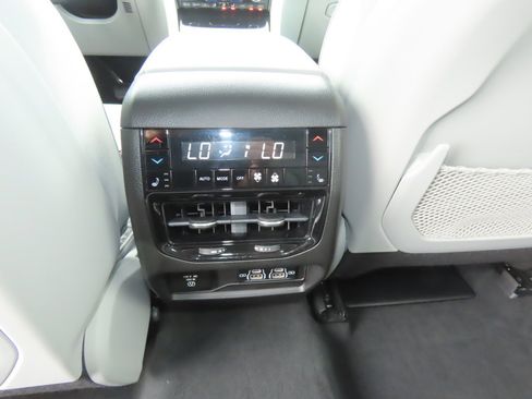 Used 2022 Jeep Grand Cherokee Overland w/ Luxury Tech Group IV AWD/4WD image 22