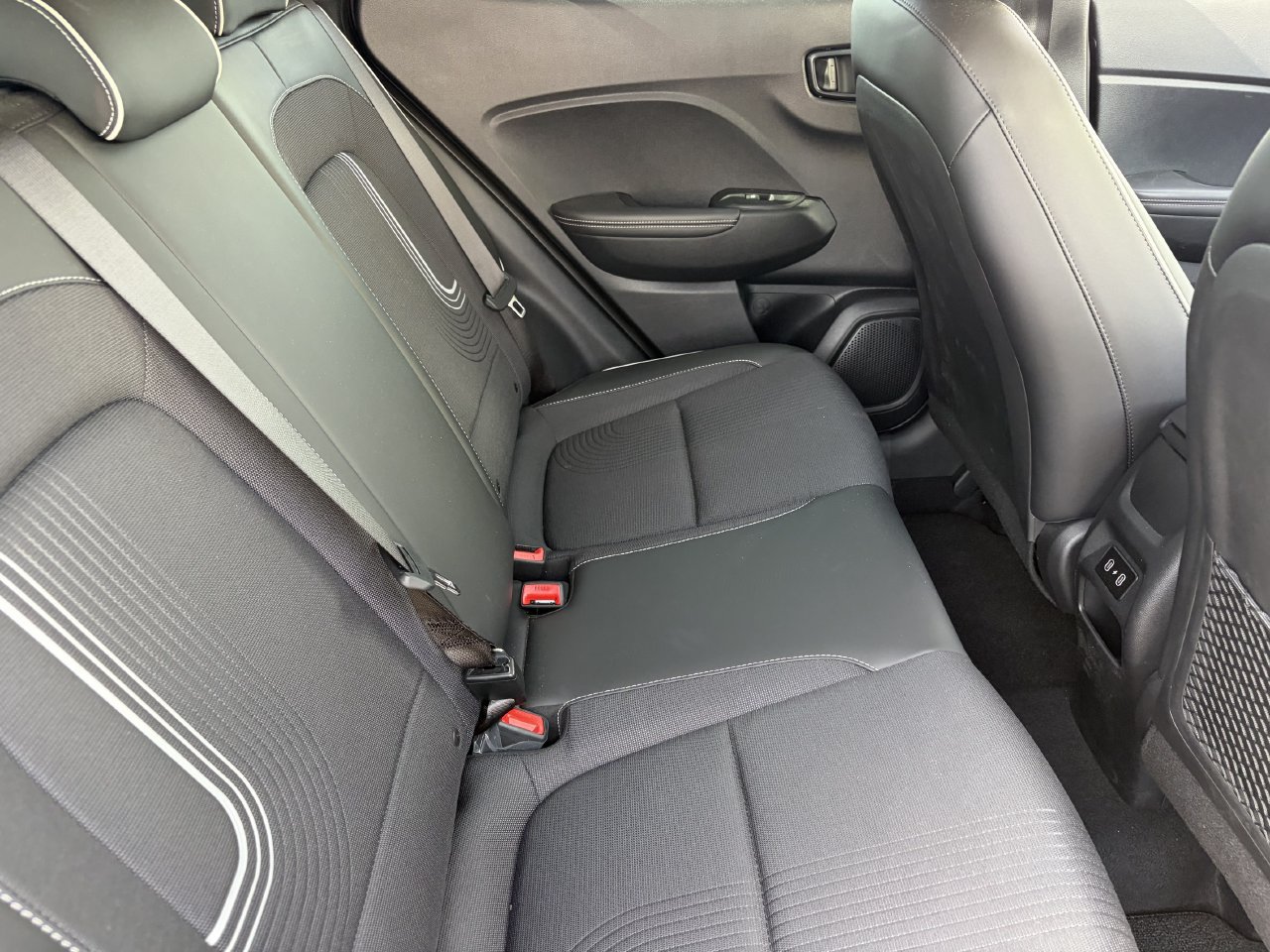 Used 2025 Hyundai Venue Limited FWD image 15