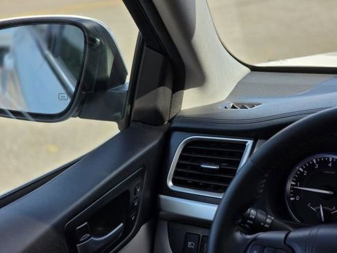 Used 2018 Toyota Highlander Limited image 15