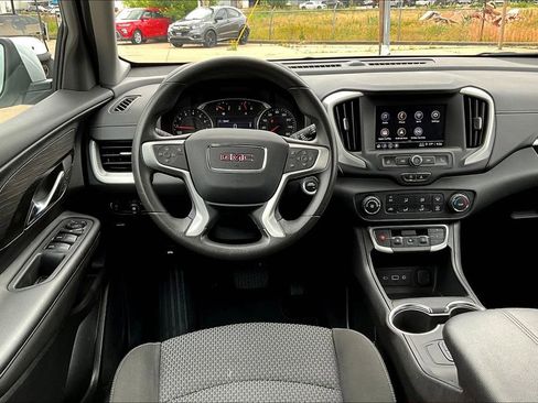Used 2024 GMC Terrain SLE image 7