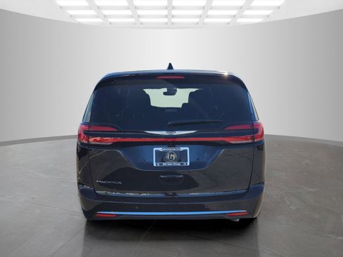 New 2026 Chrysler Pacifica Select image 5