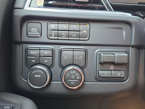 New 2026 Chevrolet Suburban LT w/ Advanced Technology Package AWD/4WD image 27