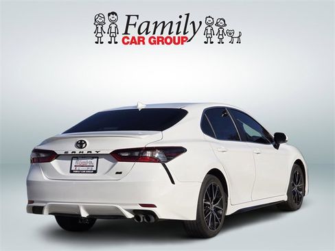 Used 2023 Toyota Camry SE image 4