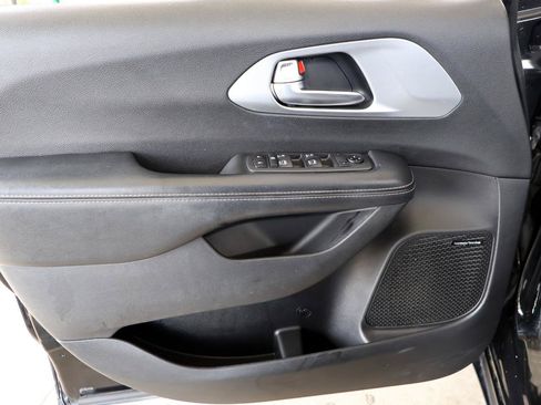 Used 2019 Chrysler Pacifica Touring-L Plus w/ Advanced Safetytec Group FWD image 36