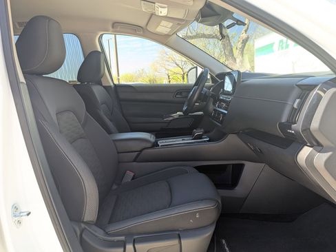 Used 2025 Nissan Pathfinder SV image 27