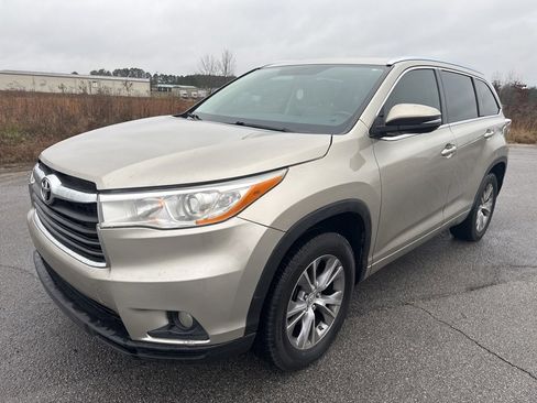 Used 2014 Toyota Highlander XLE image 7