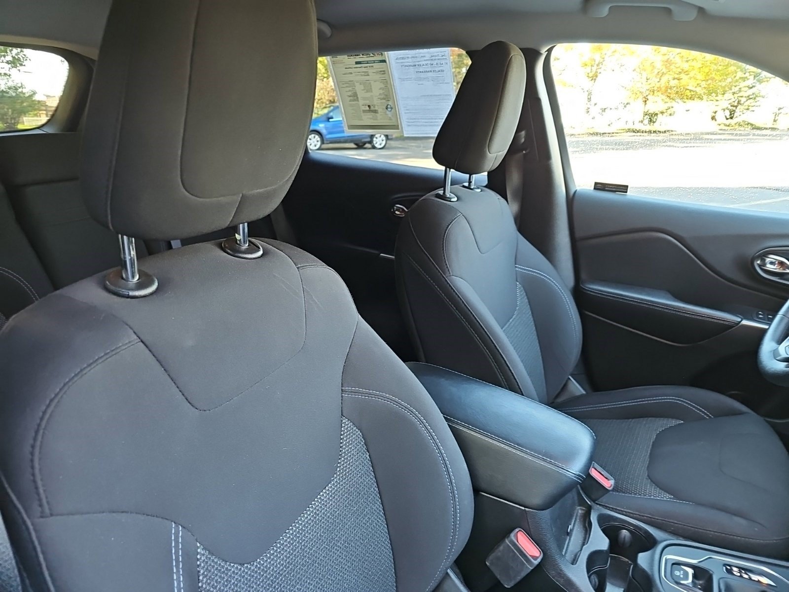 Used 2019 Jeep Cherokee Latitude w/ Popular Appearance Group FWD image 11