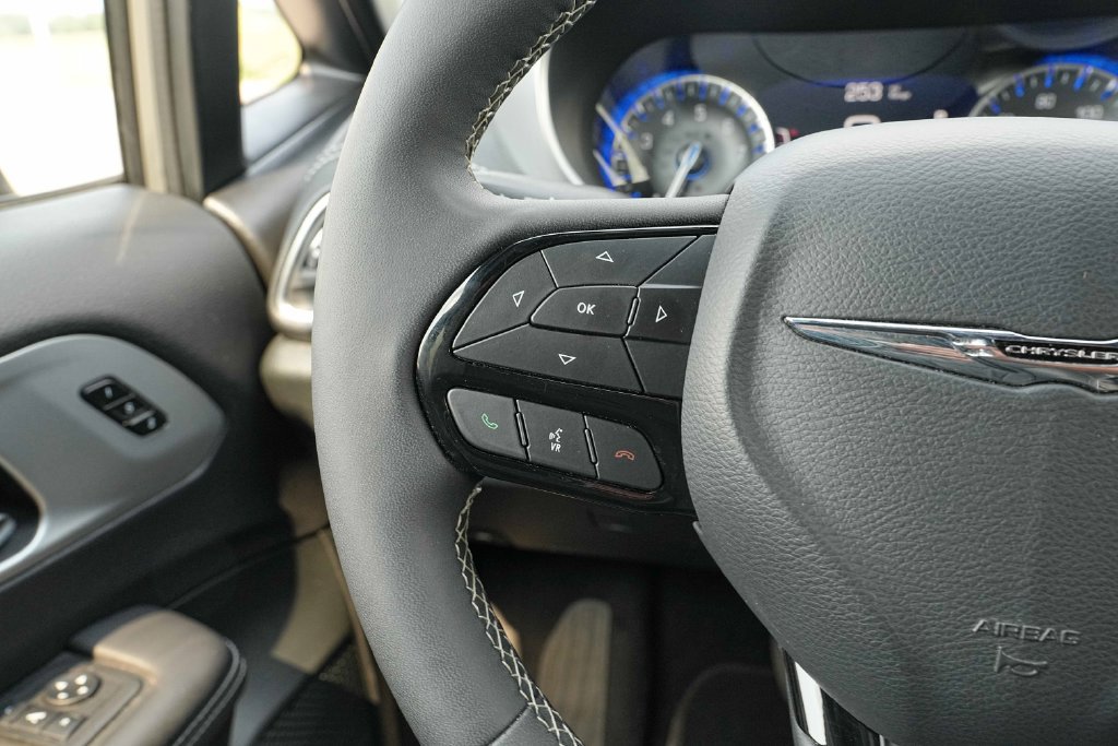 Used 2025 Chrysler Pacifica Limited FWD image 34