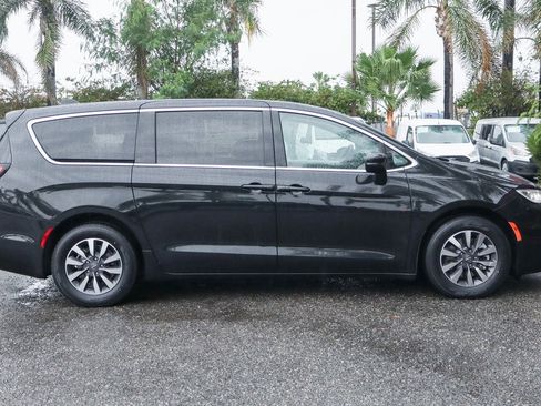 Used 2023 Chrysler Pacifica Touring-L image 7