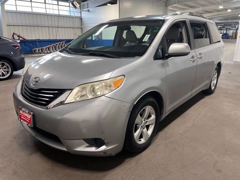 Used 2014 Toyota Sienna LE image 7