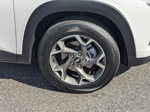 Certified 2025 Chevrolet Trax LT w/ LT Convenience Package FWD image 28