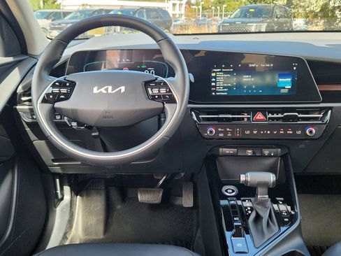 Certified 2024 Kia Niro EX image 12