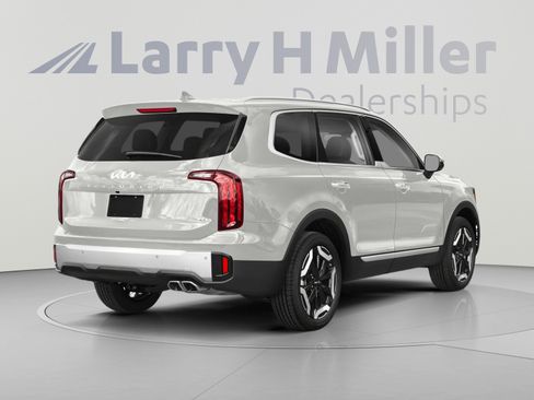 Used 2023 Kia Telluride S FWD image 2