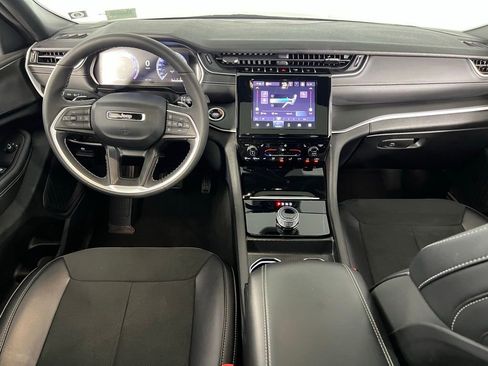 Used 2025 Jeep Grand Cherokee Altitude image 13