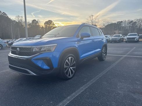 Used 2023 Volkswagen Taos SE w/ Panoramic Sunroof Package image 11