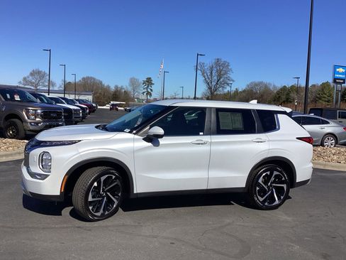 Used 2024 Mitsubishi Outlander SE Black Edition image 6
