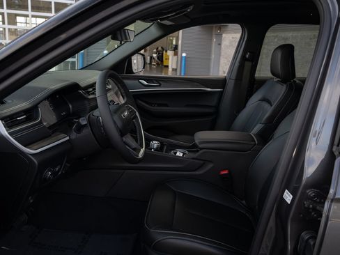 Used 2025 Jeep Grand Cherokee L Limited AWD/4WD image 14