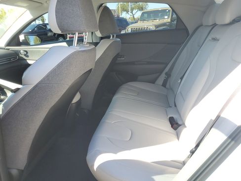 Used 2024 Hyundai Elantra Limited image 12