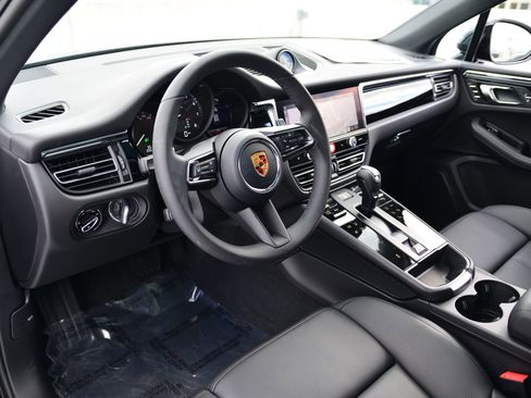Certified 2026 Porsche Macan AWD/4WD image 4