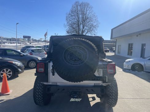 Used 2014 Jeep Wrangler Unlimited Sahara w/ Connectivity Group image 4
