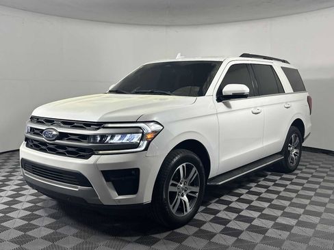 Used 2023 Ford Expedition XLT image 3