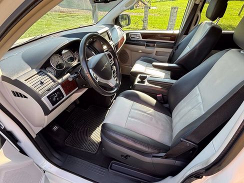 Used 2010 Chrysler Town & Country Touring Plus FWD image 7
