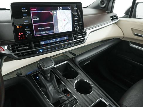 Used 2021 Toyota Sienna Limited image 26