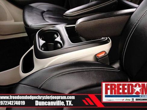 Certified 2024 Chrysler Pacifica Touring-L image 36