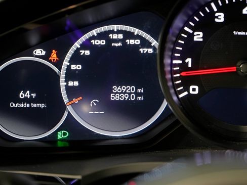 Certified 2023 Porsche Cayenne Platinum Edition image 23