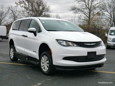 Used 2020 Chrysler Voyager L image 47