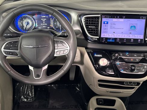 Used 2023 Chrysler Pacifica Touring-L FWD image 11