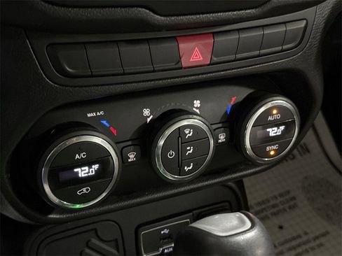 Used 2015 Jeep Renegade Latitude w/ Popular Equipment Group image 15